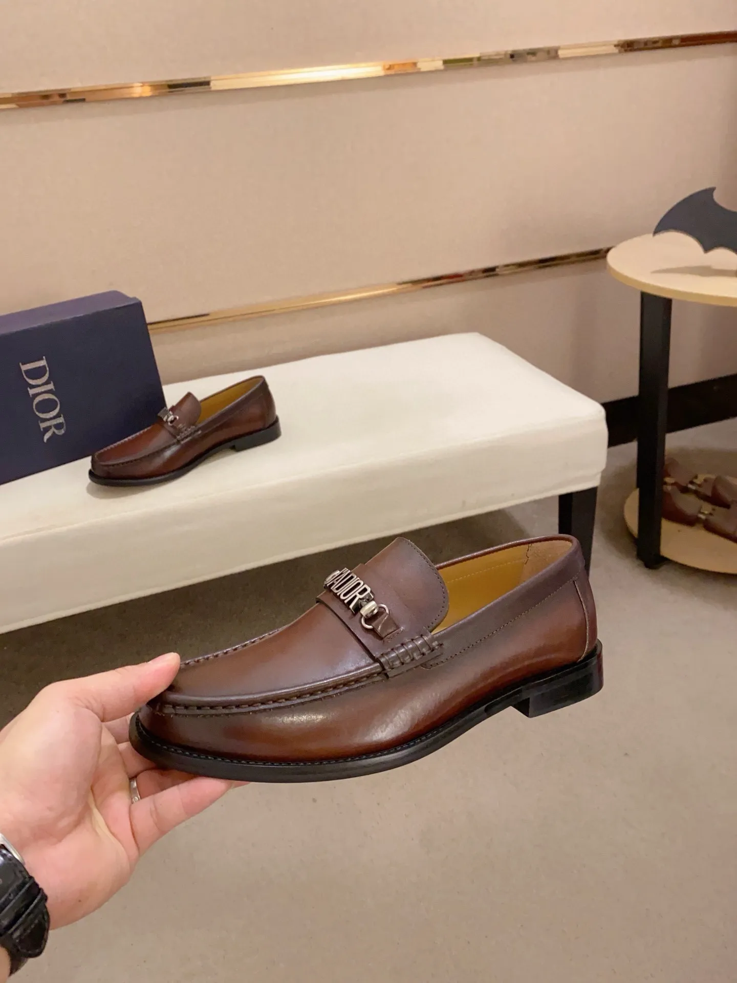 Factory price: 270 men's shoes 💰 High-end version of Dior Dior's new series. Famous actors and Internet celebrities wear super popular designs. They are designed with the sculptures of French artist Niki de Saint Phalle as rings. Material: Imported original material ➕Painted cowhide Foot pads: cowhide Outsole: Rubber outsole Men's shoe size: 38~44 Can be customized to size 45